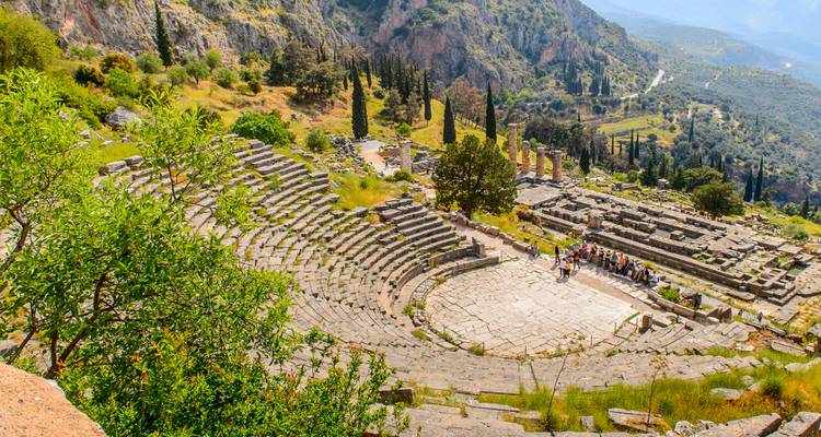 Las ruinas del antiguo teatro de Delfos se integran en una ladera verde con vistas panorámicas del valle.
