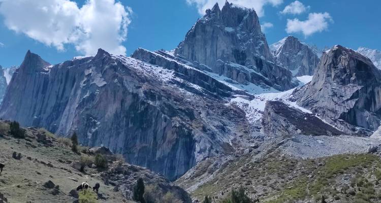 Vista de cerca de un pico de granito dentado que se eleva bruscamente contra un cielo azul brillante