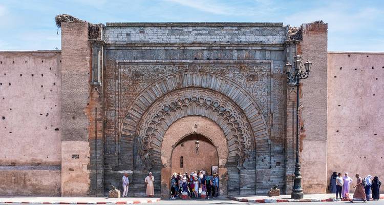 Une grande porte historique avec des arches et des sculptures complexes à Marrakech.
