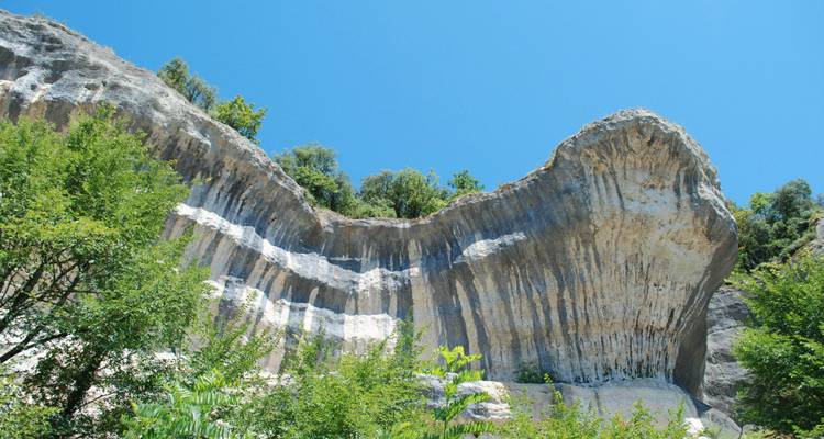 Geschichtete Gesteinsformationen unter einem klaren Himmel.