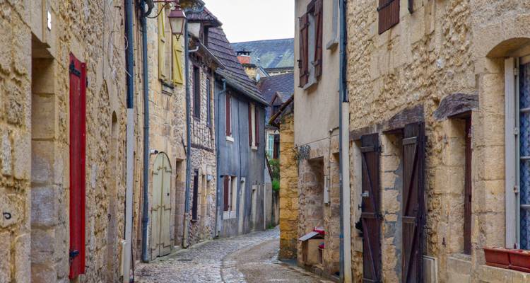 Schmale Kopfsteinpflasterstraße mit historischen Gebäuden.