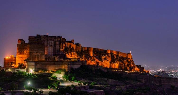 Fort historique magnifiquement éclairé la nuit.