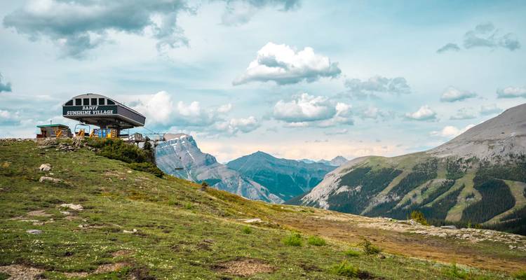 Vue du Banff Sunshine Village avec un arrière-plan montagneux spectaculaire.