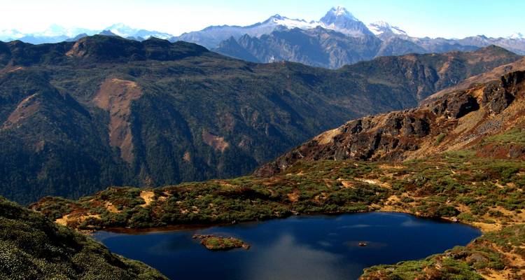 Un lago de gran altitud con montañas circundantes y cielos despejados.
