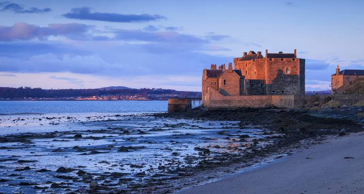 Château au bord de la mer au crépuscule.