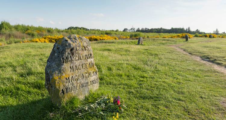 Tombes de pierre sur le site commémoratif de Culloden.