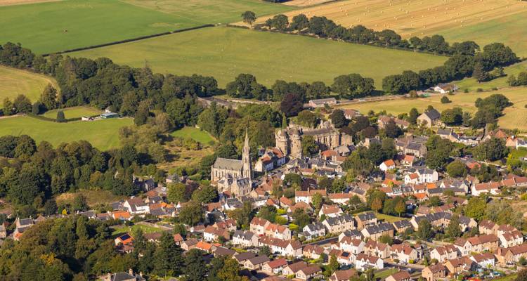 Vue du village de Falkland d'en haut avec les champs environnants.