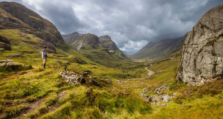 Randonneur surplombant la vallée de Glencoe.