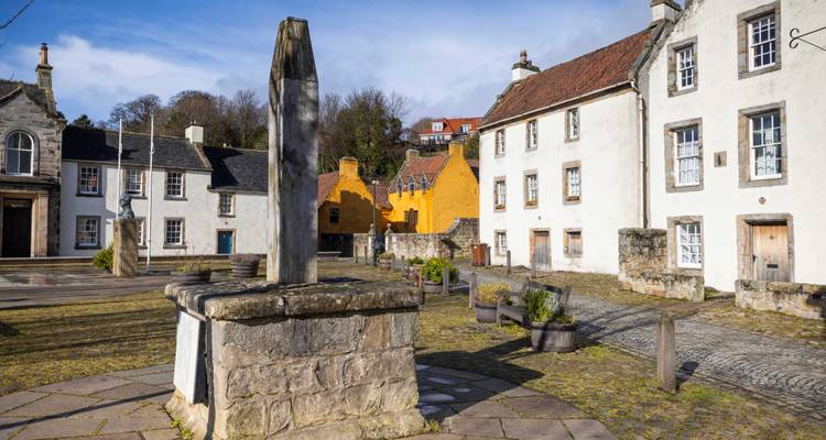 Place du village de Culross avec bâtiments traditionnels.