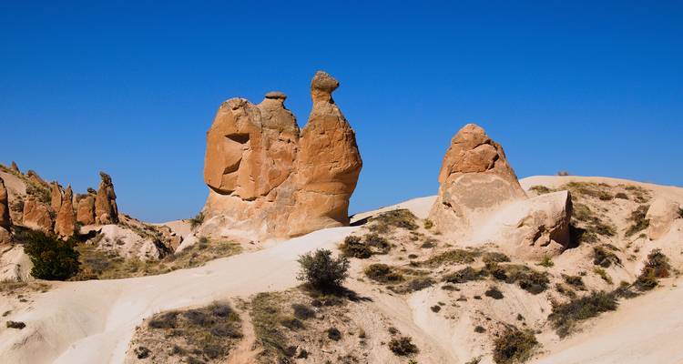 Formaciones rocosas en un paisaje desértico de Capadocia.