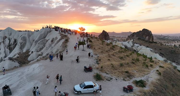 Multitud observando el atardecer en el paisaje de Capadocia.