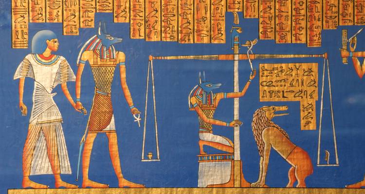 Peinture murale égyptienne antique colorée avec des hiéroglyphes.