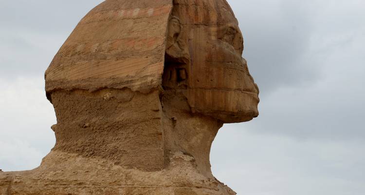 Vue de profil du Grand Sphinx contre un ciel nuageux.