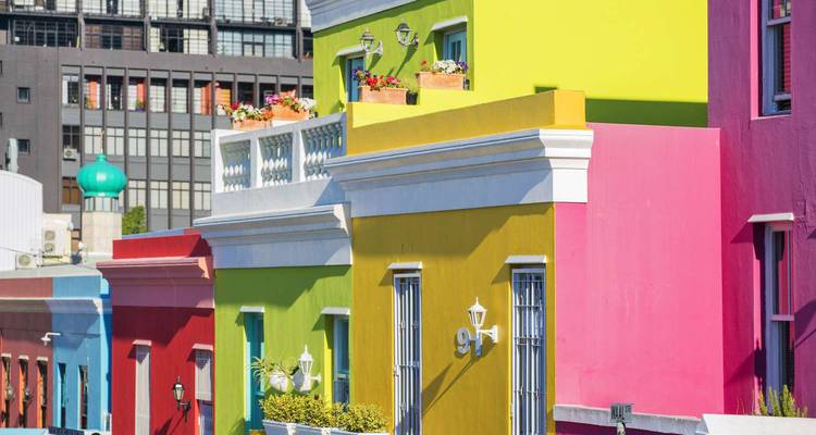 Edificios coloridos en un barrio vibrante.