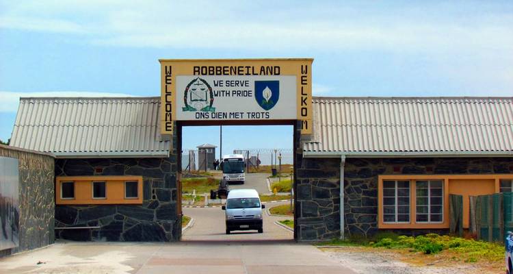 Entrada a la Isla Robben con un cartel de bienvenida.