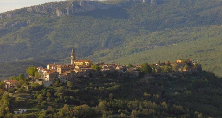 Schilderachtig uitzicht op een bergdorp met een kerk.