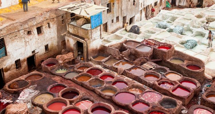 Vue aérienne des bassins de teinture dans la tannerie de Fès.