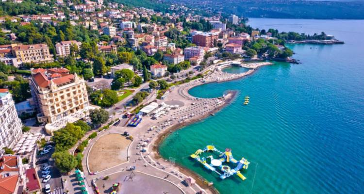 Vista aérea de una ciudad costera con playas y resorts.