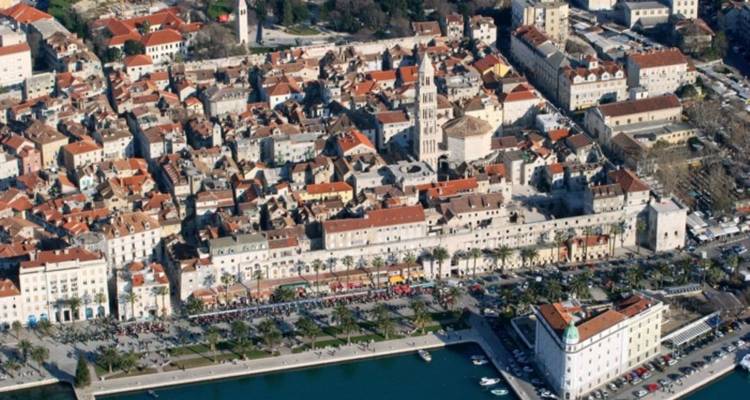 Vue aérienne d'une ville côtière avec un centre historique.