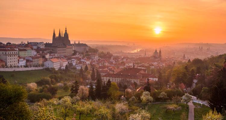 Paisaje urbano al atardecer con vista de un distrito histórico.