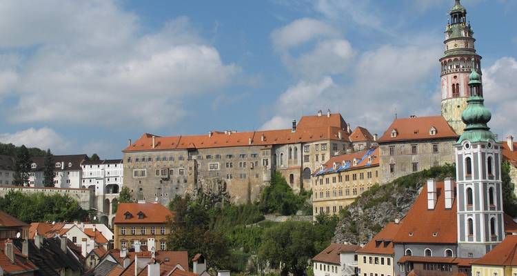 Vista de un castillo sobre un pueblo histórico.