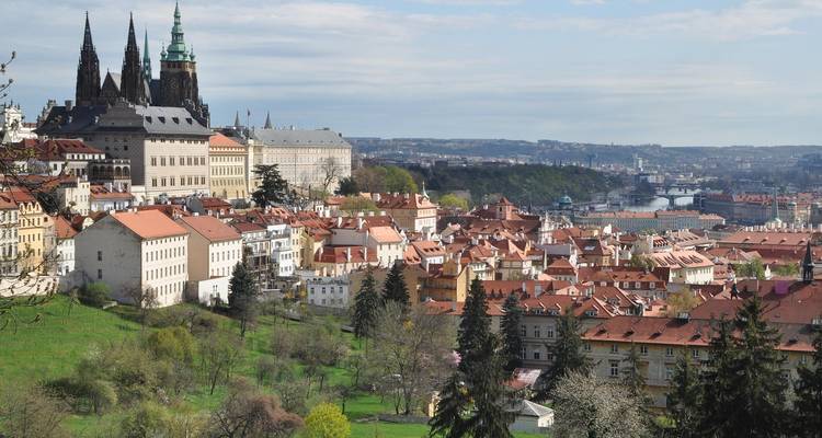 Vista de una ciudad con una catedral y río.