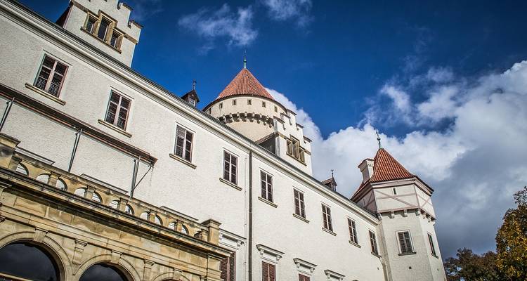 Castillo histórico con techos rojos y cielo azul.