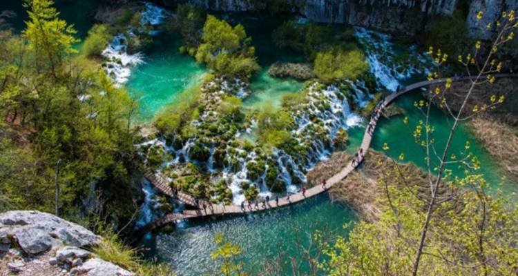 Vue aérienne des lacs de Plitvice avec cascades et sentiers.
