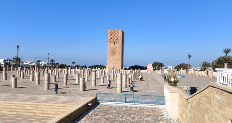 Ruines de la Tour Hassan avec des colonnes au premier plan