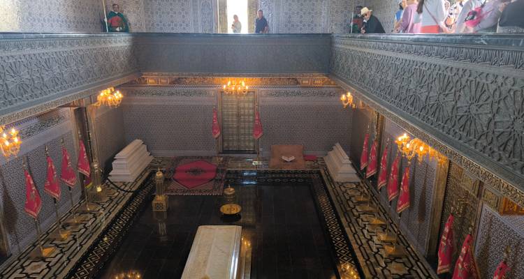 À l'intérieur du Mausolée de Mohammed V avec un décor orné