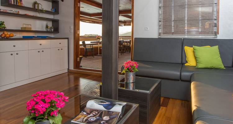 Un interior acogedor con cojines coloridos, flores y área de estar.