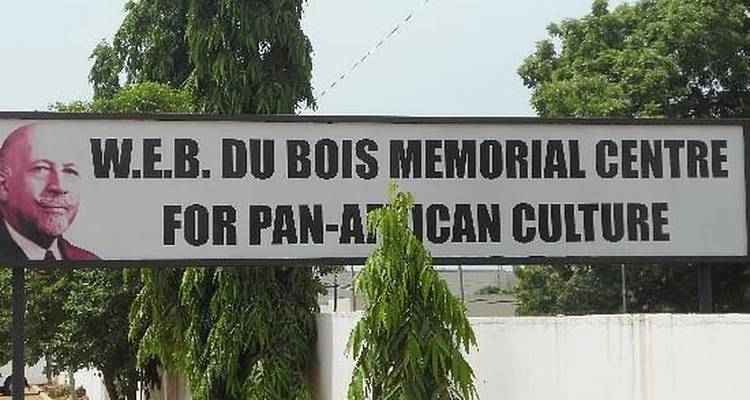 Un letrero para el Centro Memorial W.E.B. Du Bois de Cultura Panafricana.