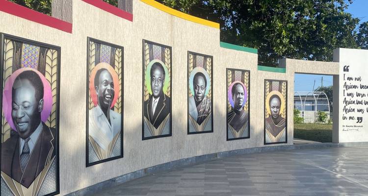Una pared que presenta retratos de figuras prominentes de Ghana.