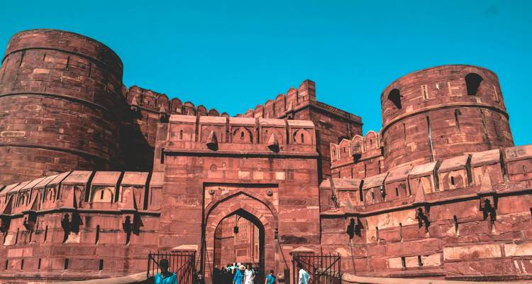 Entrée d'un grand fort avec un ciel bleu clair.