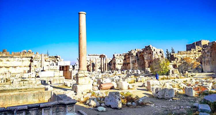 Ruines de structures anciennes, possiblement un site historique.