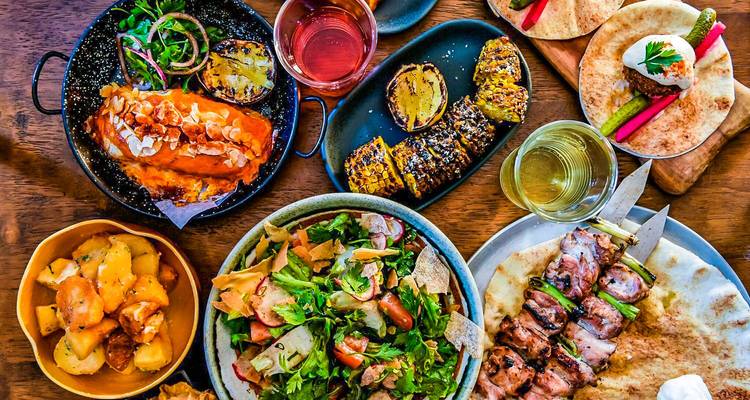 Assortiment de plats libanais sur une table en bois.