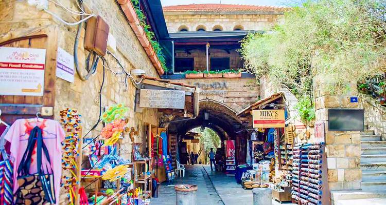 Rue de marché colorée avec boutiques et arcades.