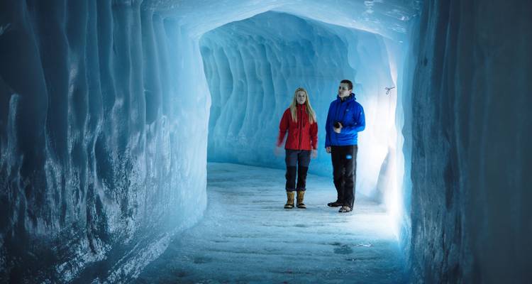 Twee mensen staan in een ijsgrot.