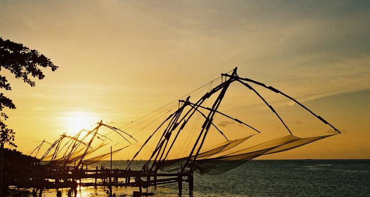 Silhouet van Chinese visnetten tijdens zonsondergang.