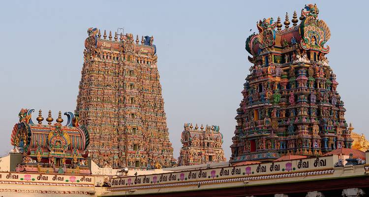 Ingewikkelde tempeltorens met kleurrijke beeldhouwwerken.