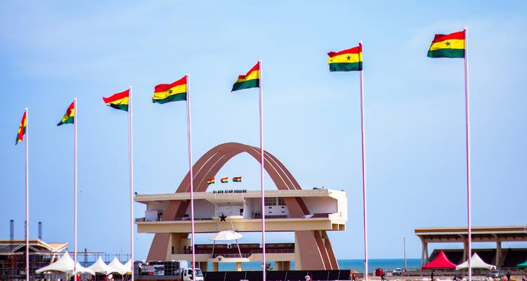 Onafhankelijkheidsboog in Accra met omringende vlaggen.