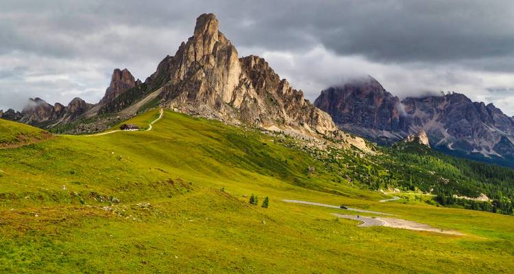 Un pico montañoso dramático con una carretera serpenteante.