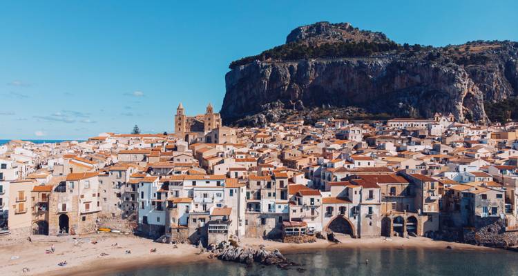 Encantadora ciudad costera con acantilado y torres de catedral.