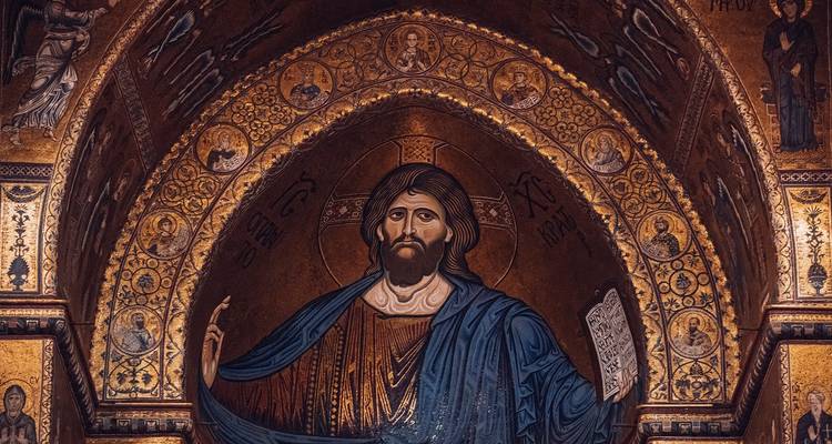 Obra de arte en mosaico dentro de un lugar histórico.