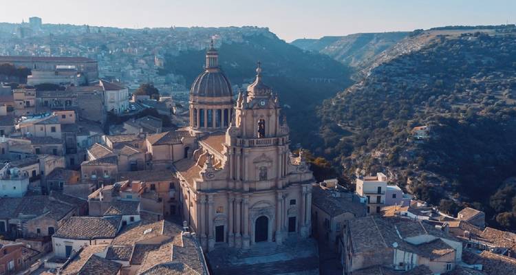 Iglesia en un valle del pueblo rodeado de colinas.