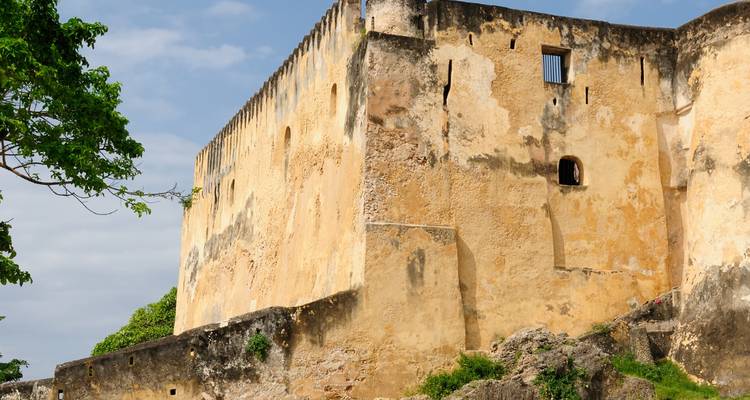 Mur de fort historique baigné de soleil.