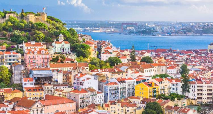 Une vue pittoresque de Lisbonne avec le Tage et le château.
