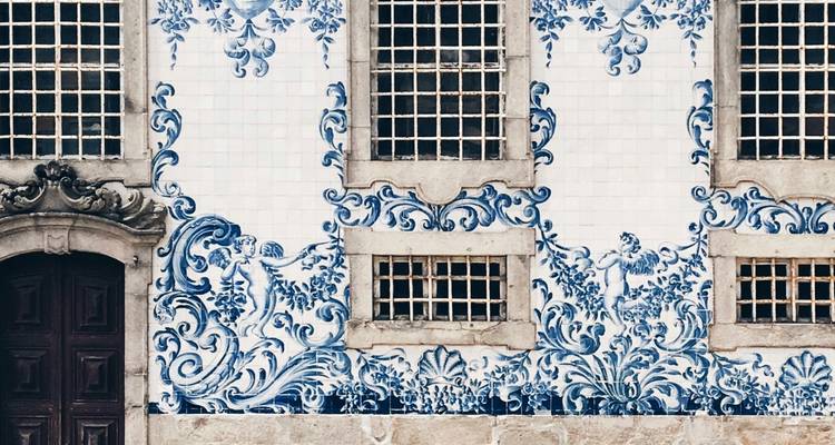 Une façade traditionnelle en azulejos à Porto avec des motifs bleus et blancs.