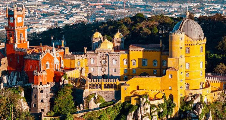 Le coloré palais de Pena trône au sommet des collines de Sintra.