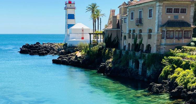 Une vue côtière pittoresque avec un phare et des eaux bleues claires.